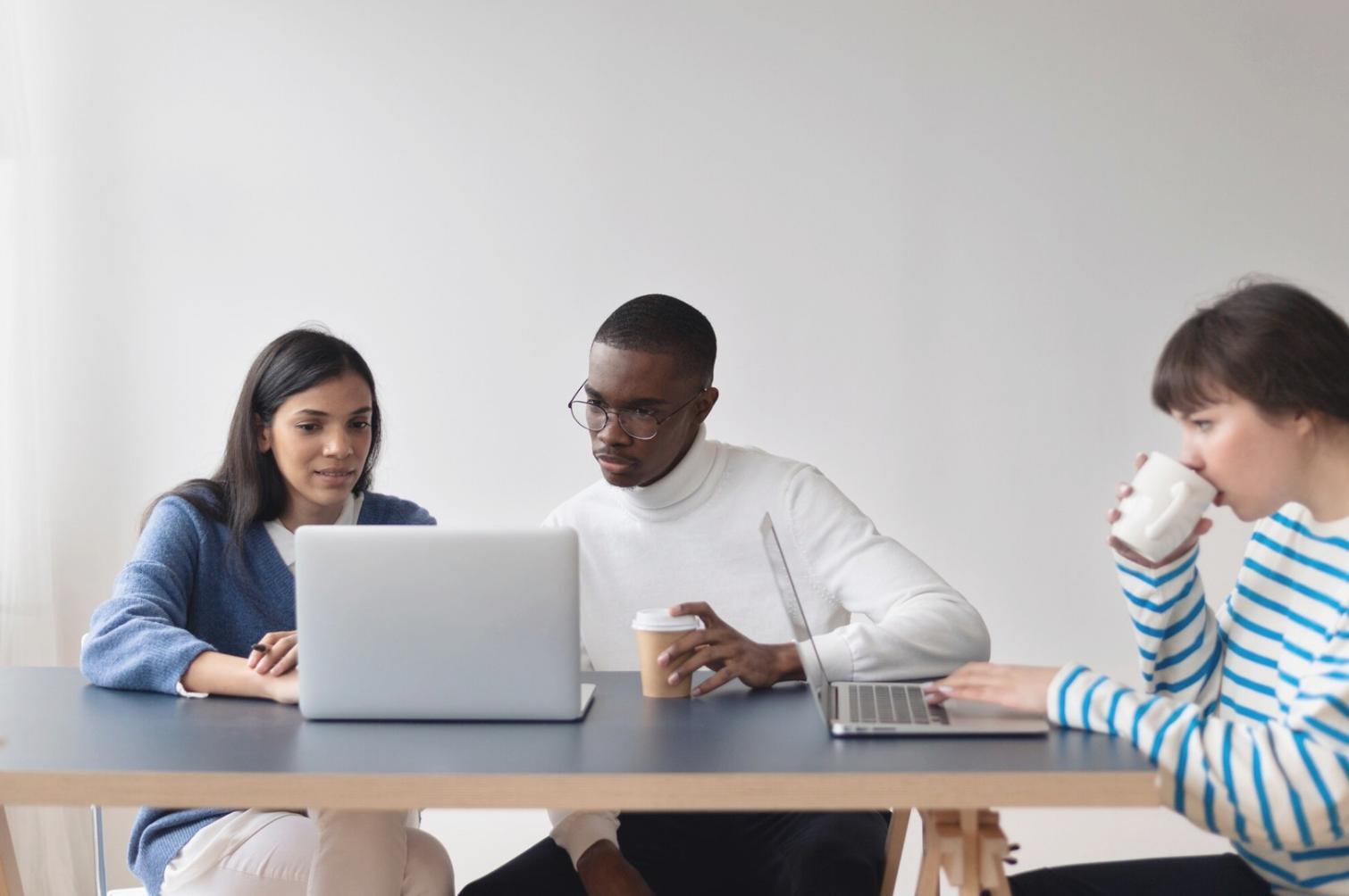 Equipe da Owrllc desenvolvendo análises de risco financeiro avançadas para empresas portuguesas